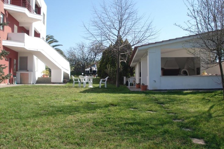 Realty photo 2