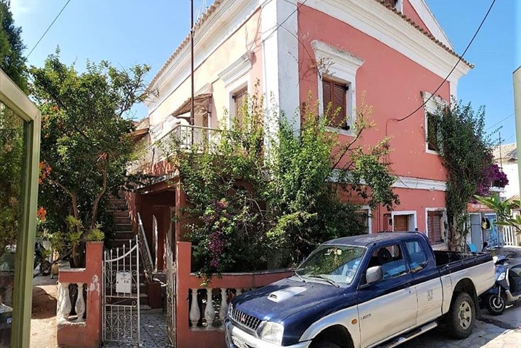Realty photo 1