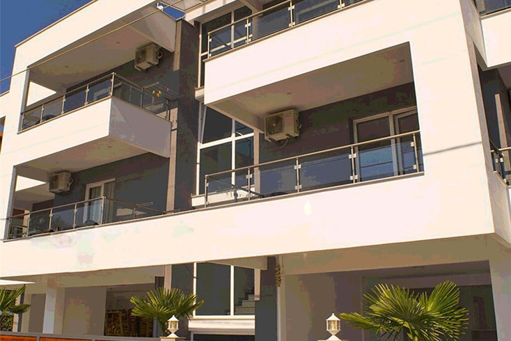 Realty photo 1