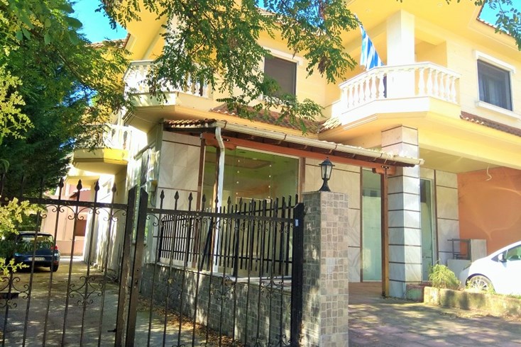 Realty photo 2