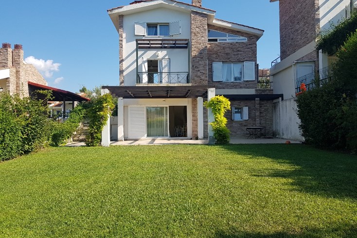 Realty photo 1
