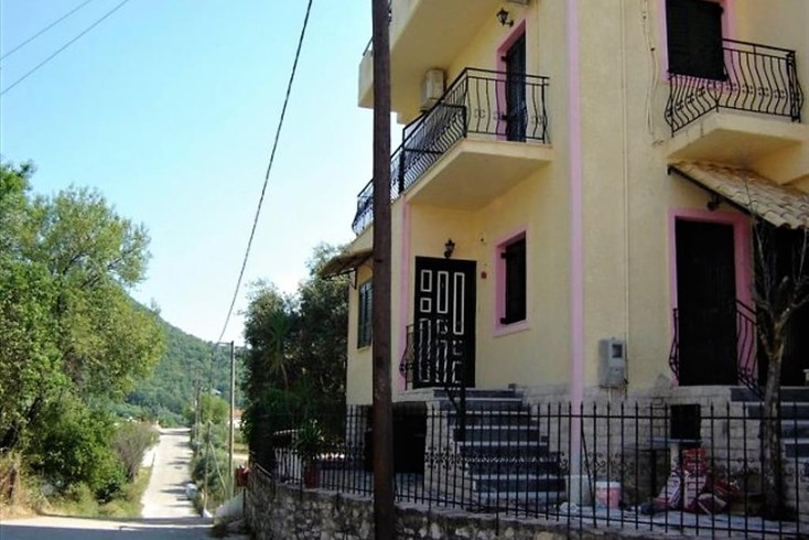 Realty photo 1