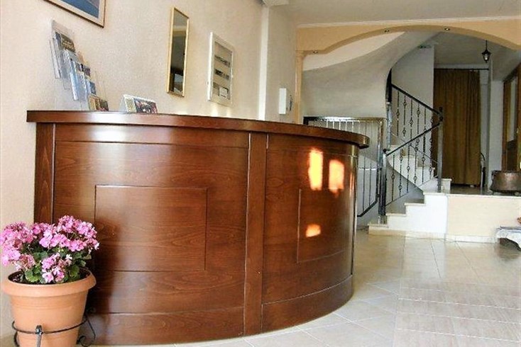 Realty photo 3