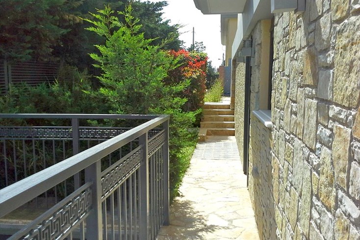 Realty photo 3