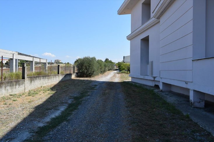 Realty photo 3