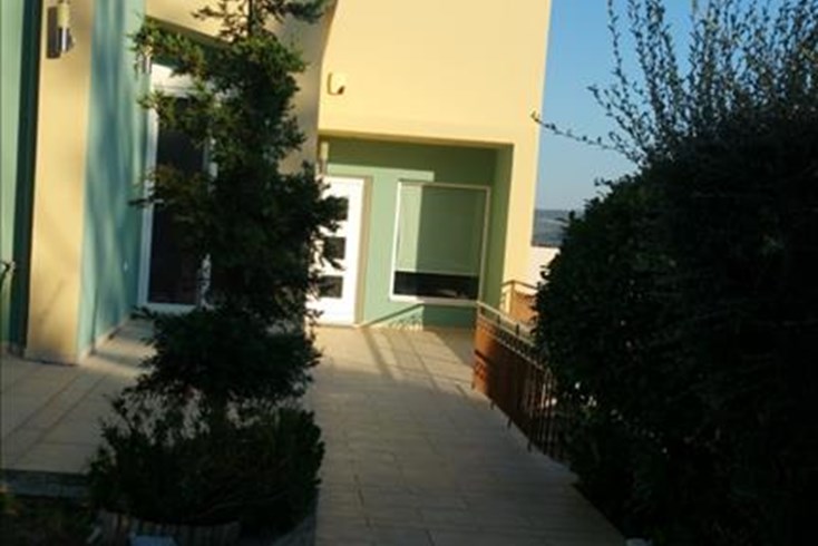 Realty photo 1