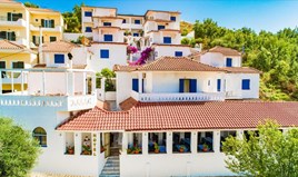 Хотел 1016 m² в Епир
