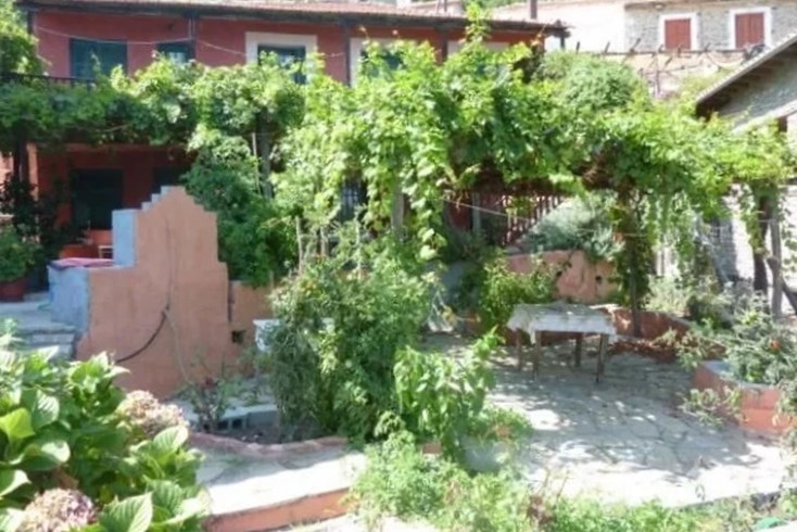 Realty photo 2