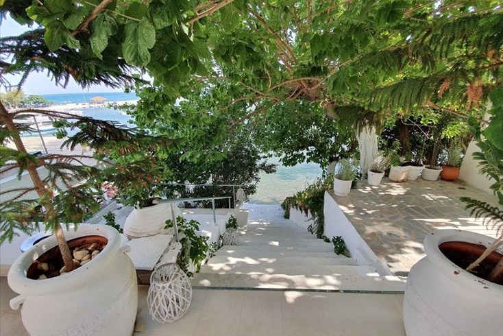Realty photo 2
