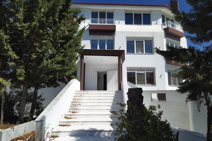 Realty photo 2