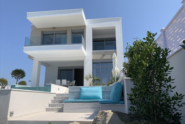 Realty photo 2