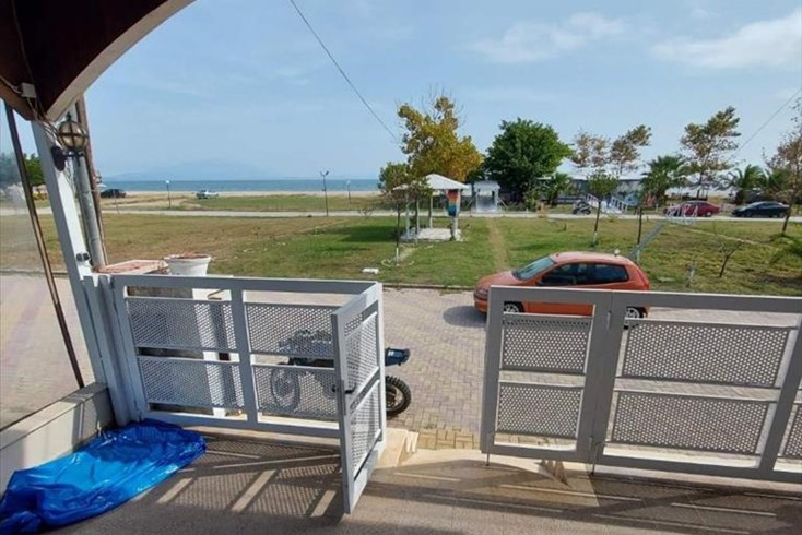 Realty photo 1