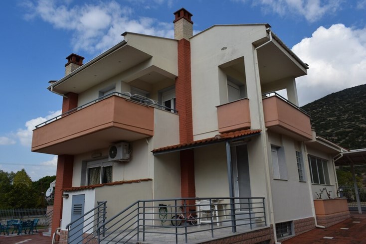 Realty photo 1