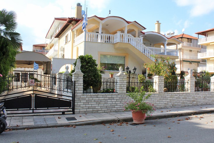 Realty photo 3