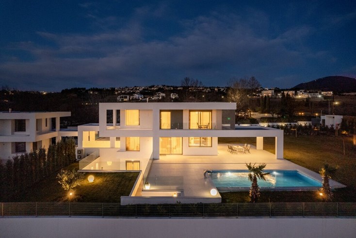 Realty photo 2