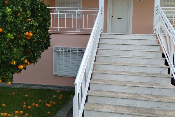 Realty photo 2