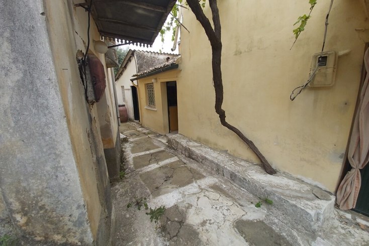 Realty photo 1