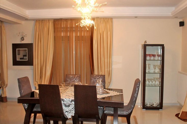 Realty photo 2