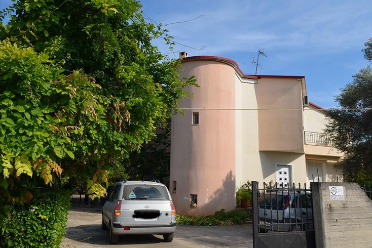Realty photo 1