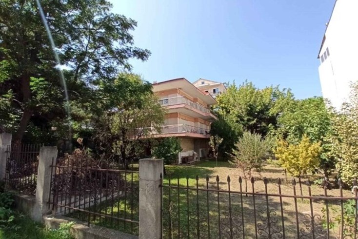 Realty photo 1