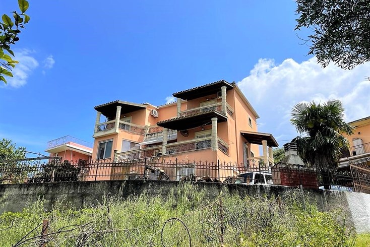 Realty photo 1