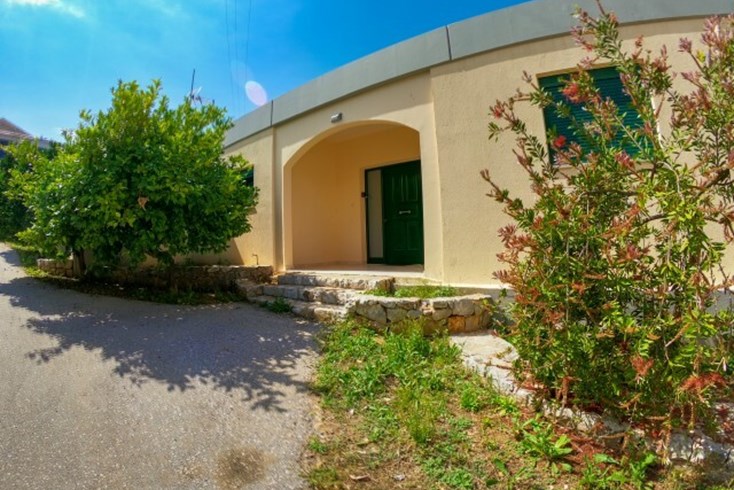 Realty photo 2