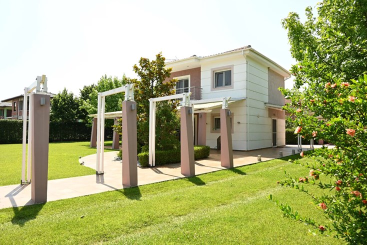 Realty photo 2