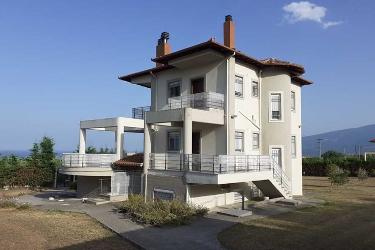 Realty photo 1