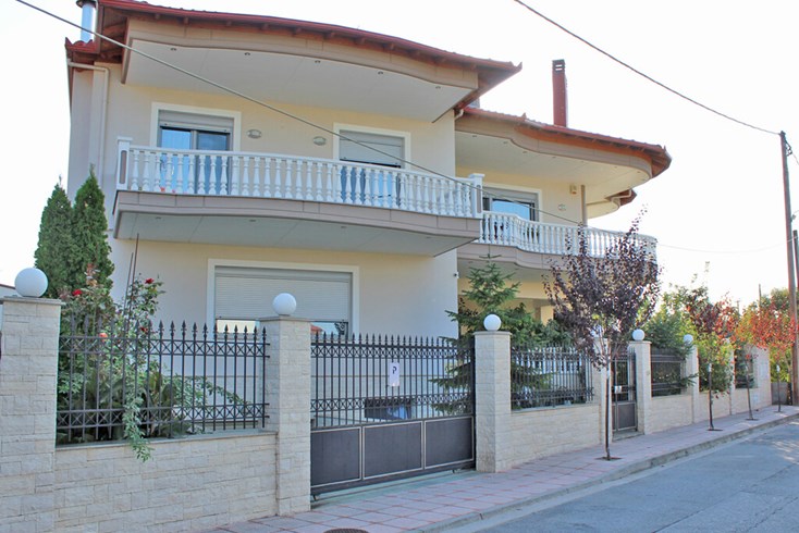 Realty photo 1