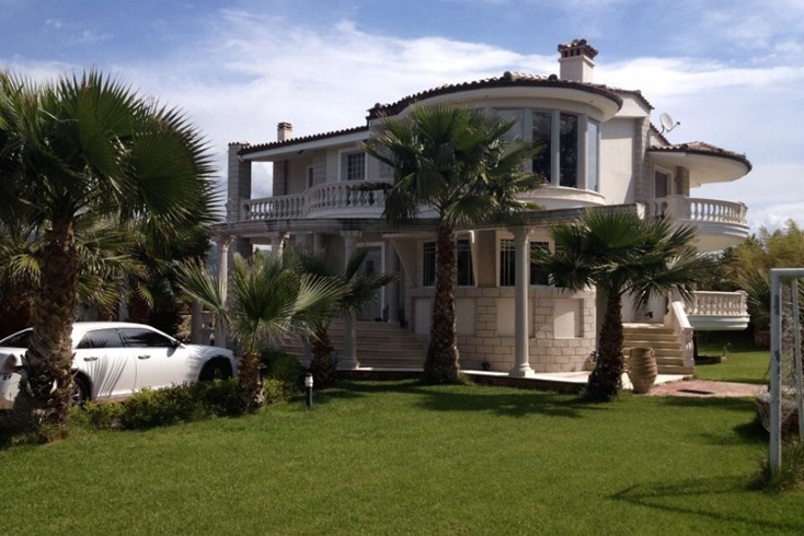 Realty photo 1