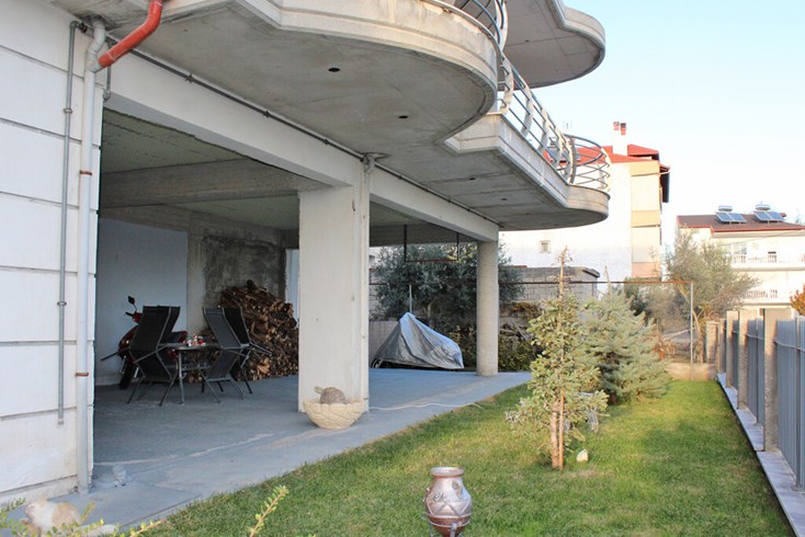 Realty photo 2