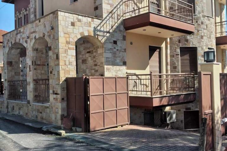 Realty photo 1
