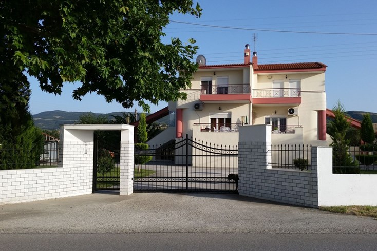 Realty photo 1