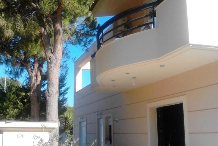 Realty photo 2