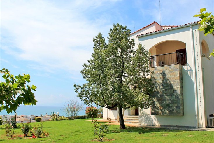 Realty photo 1