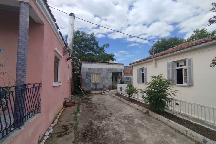 Realty photo 1