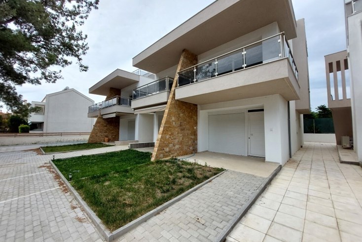Realty photo 3