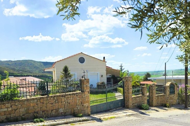 Realty photo 1