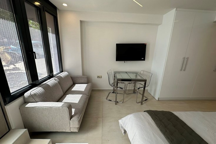 Realty photo 1