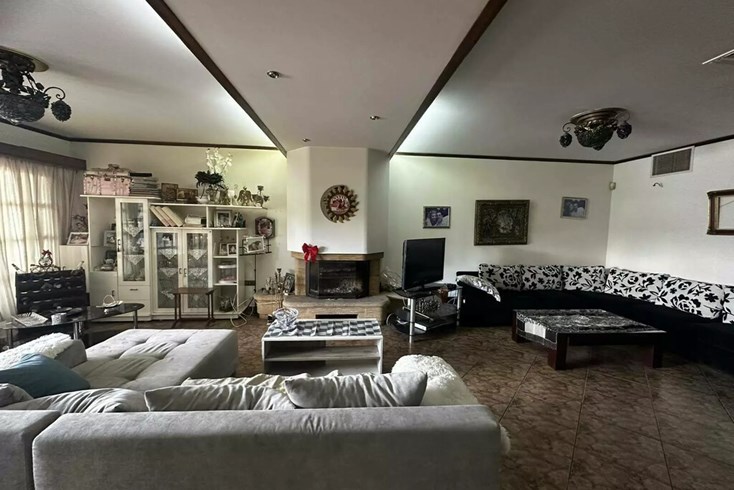 Realty photo 2