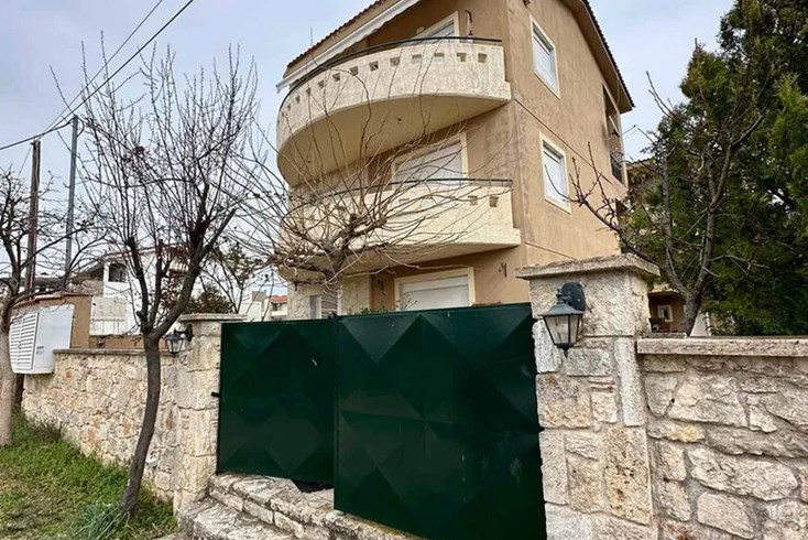 Realty photo 1