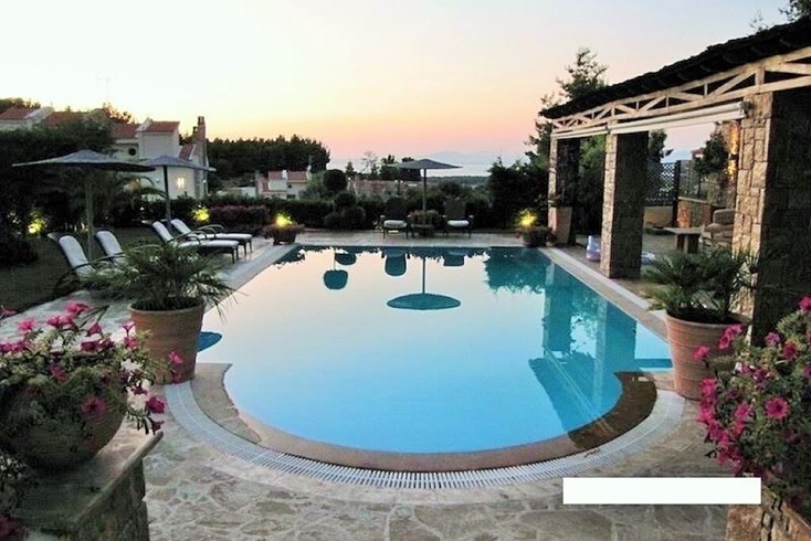 Realty photo 1