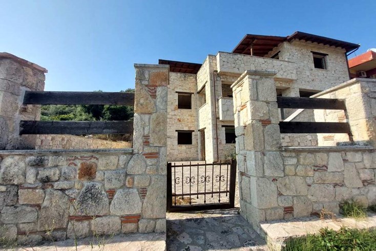 Realty photo 2