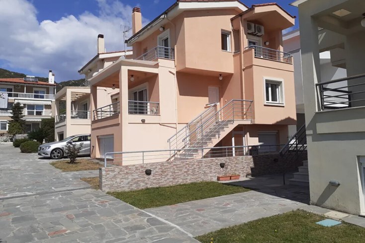 Realty photo 1