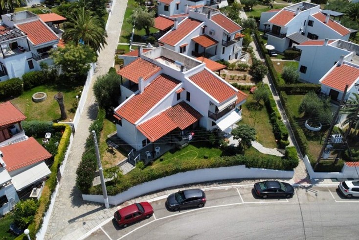Realty photo 1