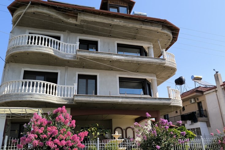 Realty photo 2