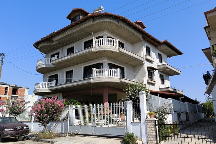 Realty photo 1