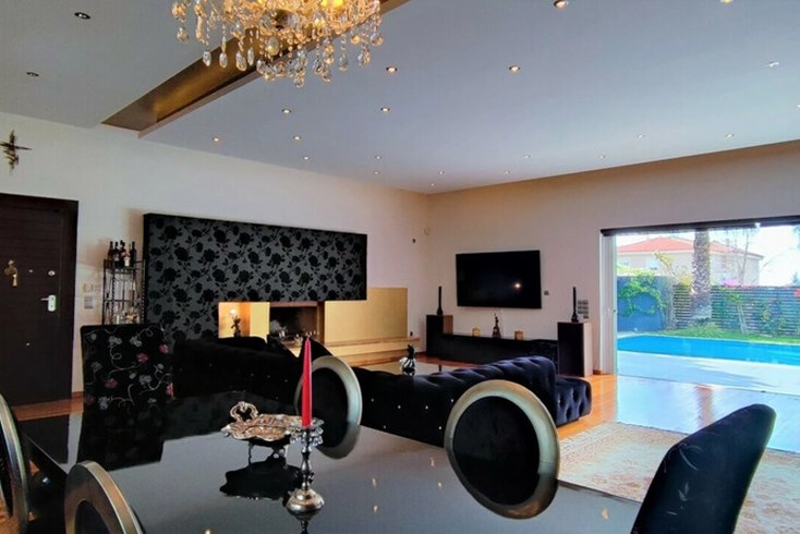 Realty photo 2