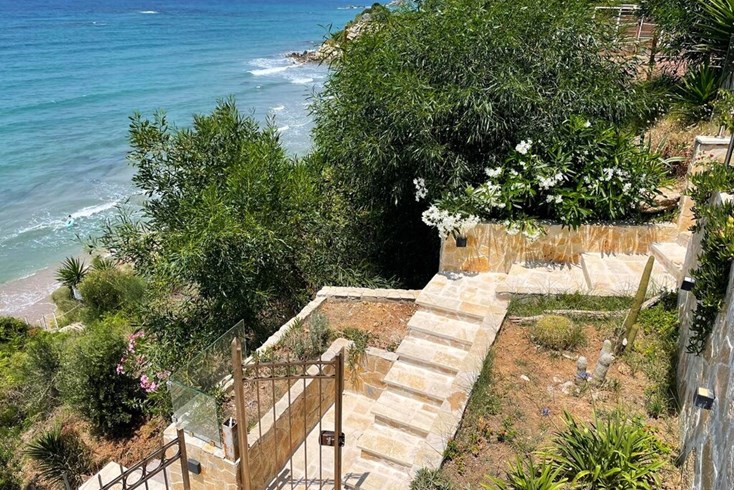 Realty photo 1