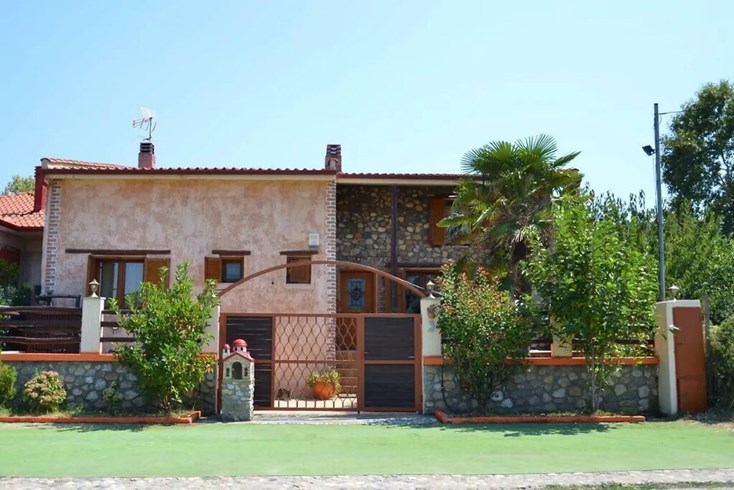 Realty photo 1